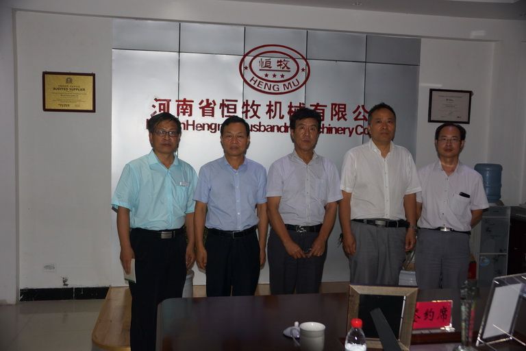 Professor wangchengzhang, post scientist of national forage industry technology system, academic leader of Henan Province Forage Science, and director of Animal Science Department of School of animal 